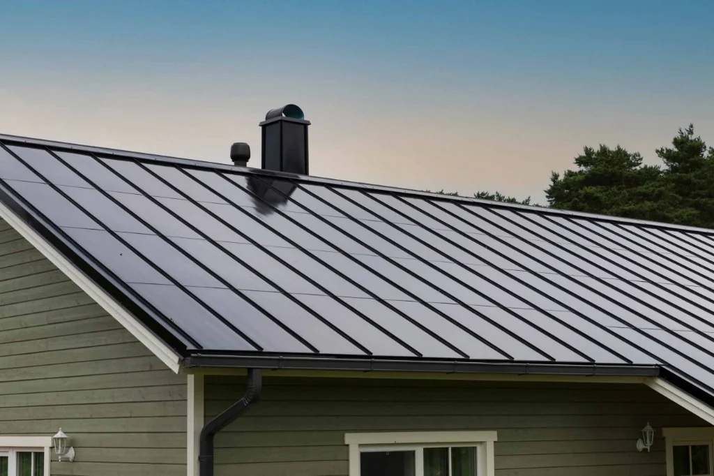 Acoperis Falt Solar by Roofit.Solar cu panouri prefaltuite negre si celule fotovoltaice integrate